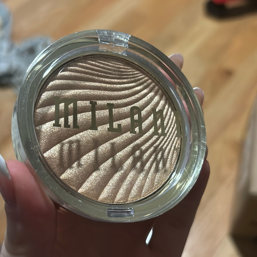 Milani highlighter in shade 02 Dayglow. Has not been opened